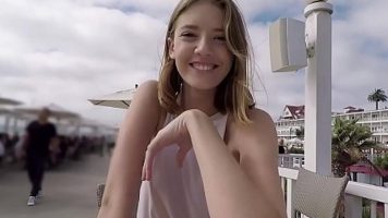 الفتاة على الشاطئ التي تحب أن تمارس الجنس مع الغرباء