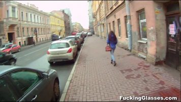 الفتاة التي تمشي بمفردها في الشارع يوقفها رجل يعرض عليها