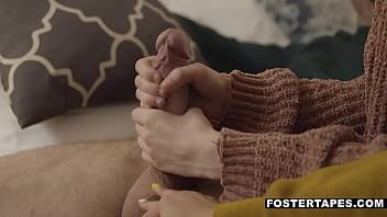 امرأتان جميلتان وشهوانيتان تقدمان لرجل خدمة يدوية