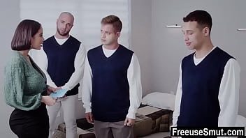 وافقت على إقامة علاقات حميمة مع العديد من الرجال في نفس الوقت.