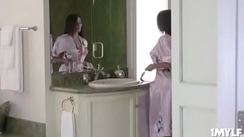 ممارسة الجنس بعد الاستحمام مع امرأة سمراء ساخنة في المهبل