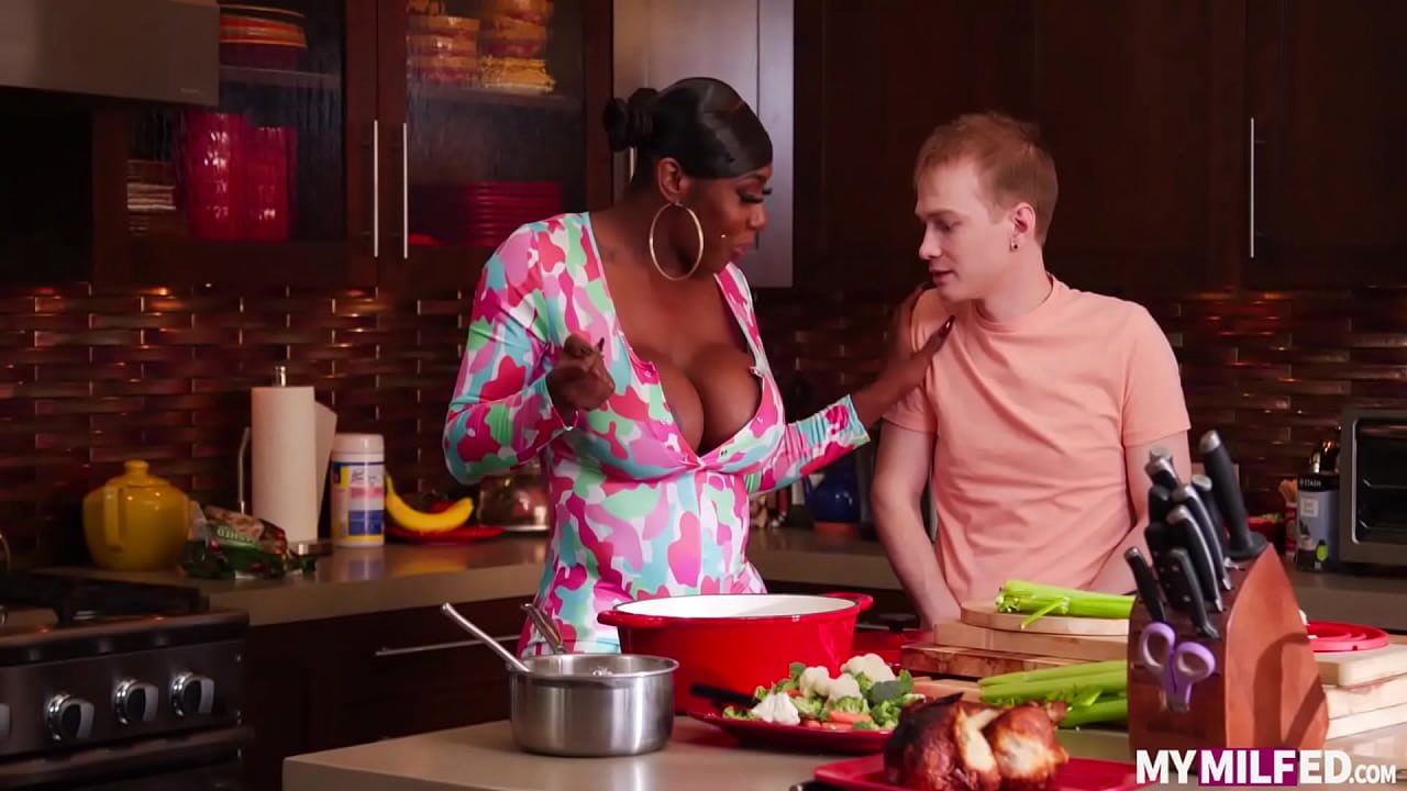 هذه المرأة السوداء الطويلة تحب أن يكون لديها ضيوف عشاء من الشباب.