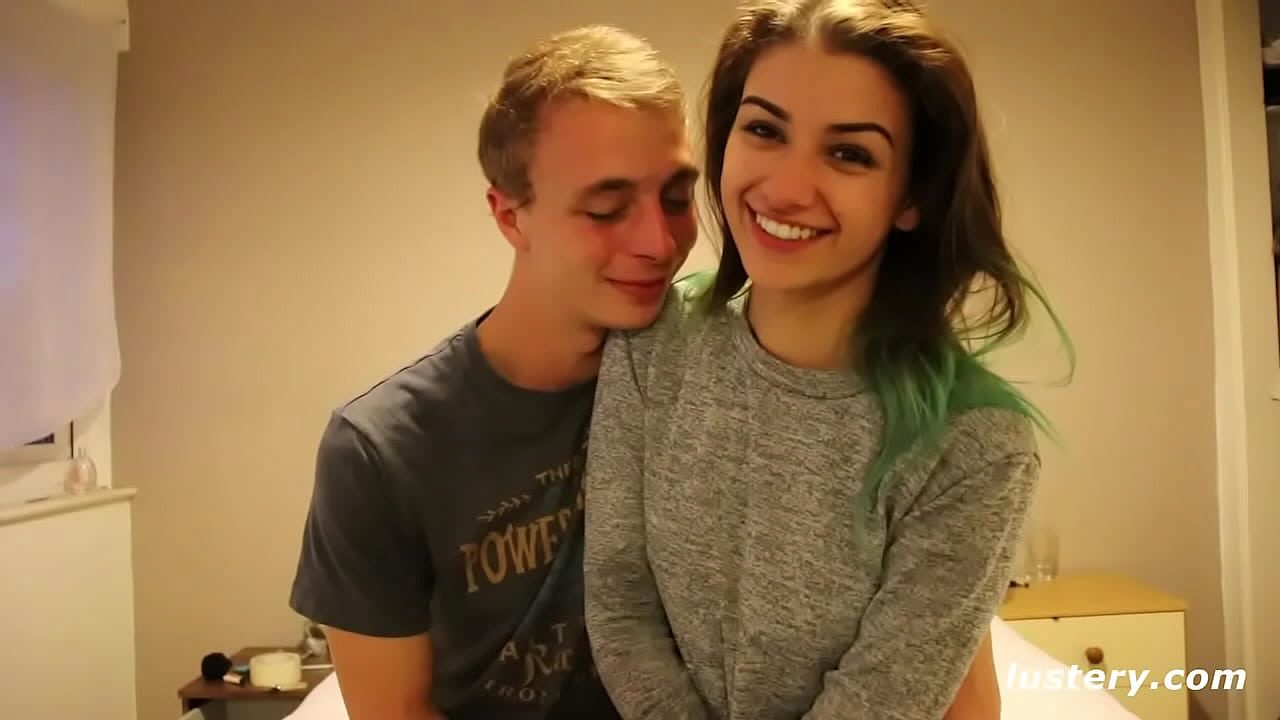 هذا الشاب يمارس الجنس بشكل مثير للغاية مع صديقته
