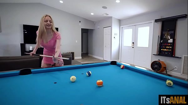 شقراء فاتنة تمارس الجنس الفموي والشرجي مع رجل ذي قضيب ضخم