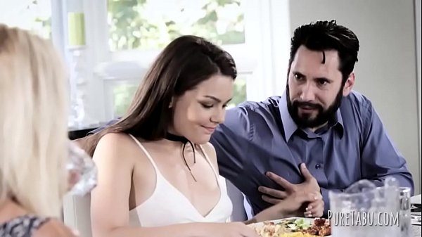 تحب السمراء والشقراء إقامة علاقات حميمة مع هذا الرجل.